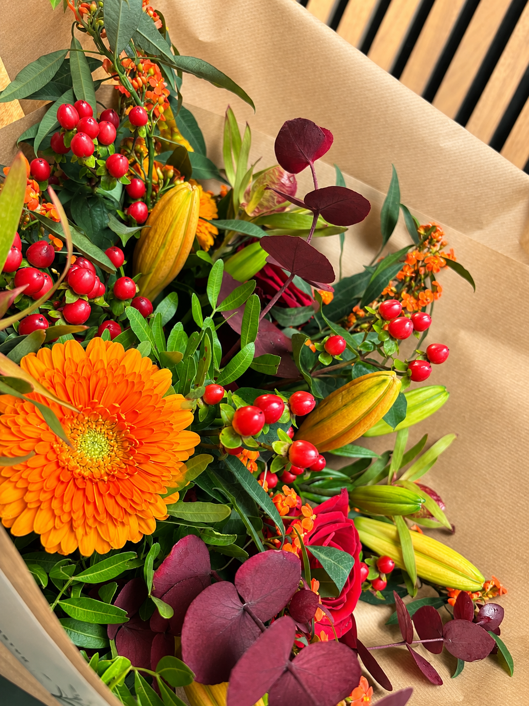 Bugges Dybe Glød. Efterårsbuket bundet med blomster i gyldne orange og varme nuancer. 