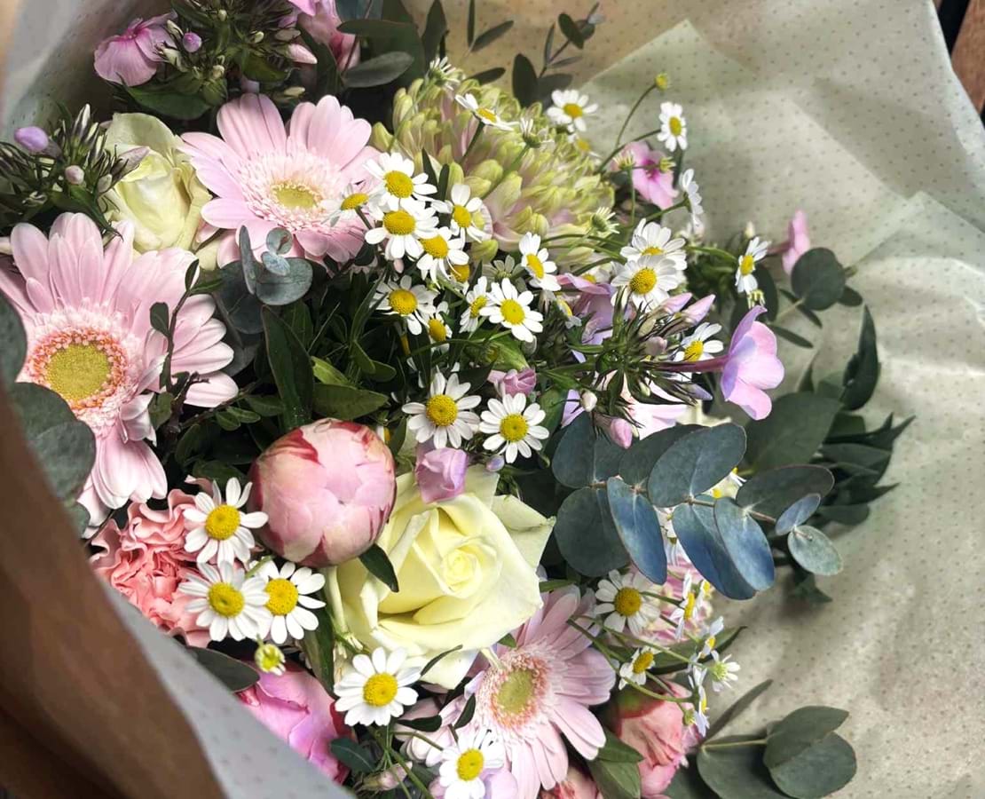 Årstidens buket i lysegrønne, rosa, lilla og friske sommerfarver.
