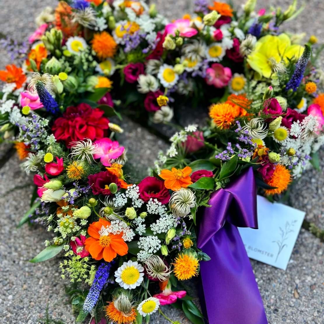 Et åbent hjerte med friske små blomster i farverige nuancer.