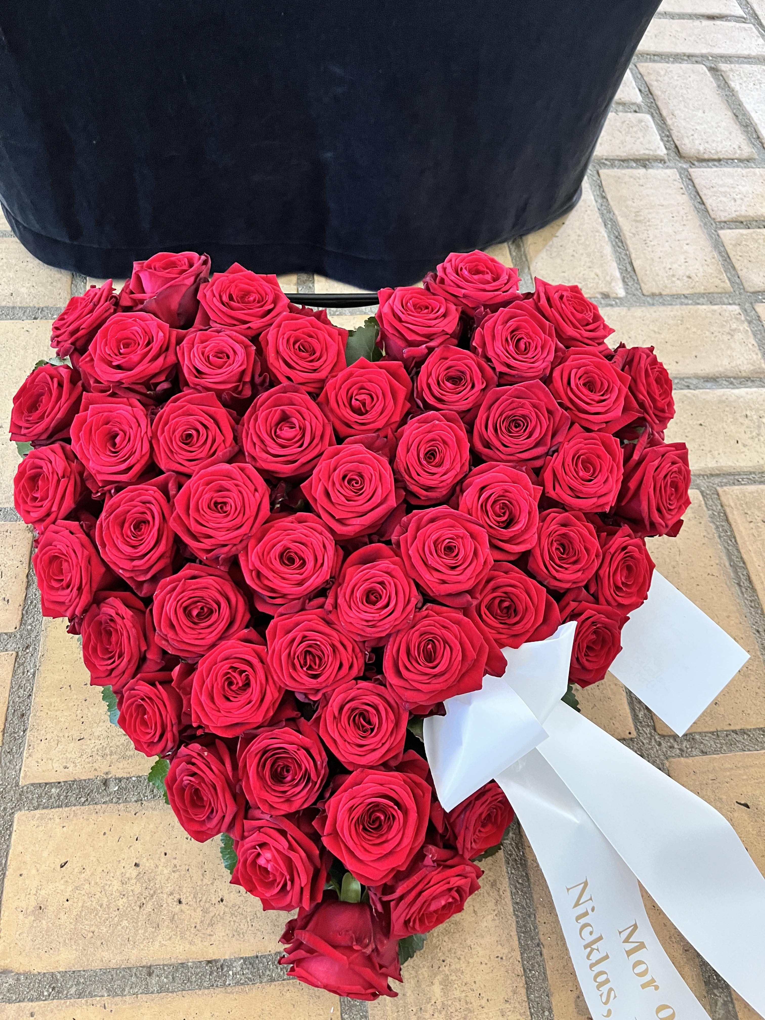 Hjerte med røde roser