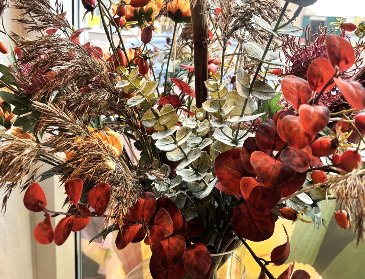 Closeup af en sprudlende og naturlig buket varme farver. 