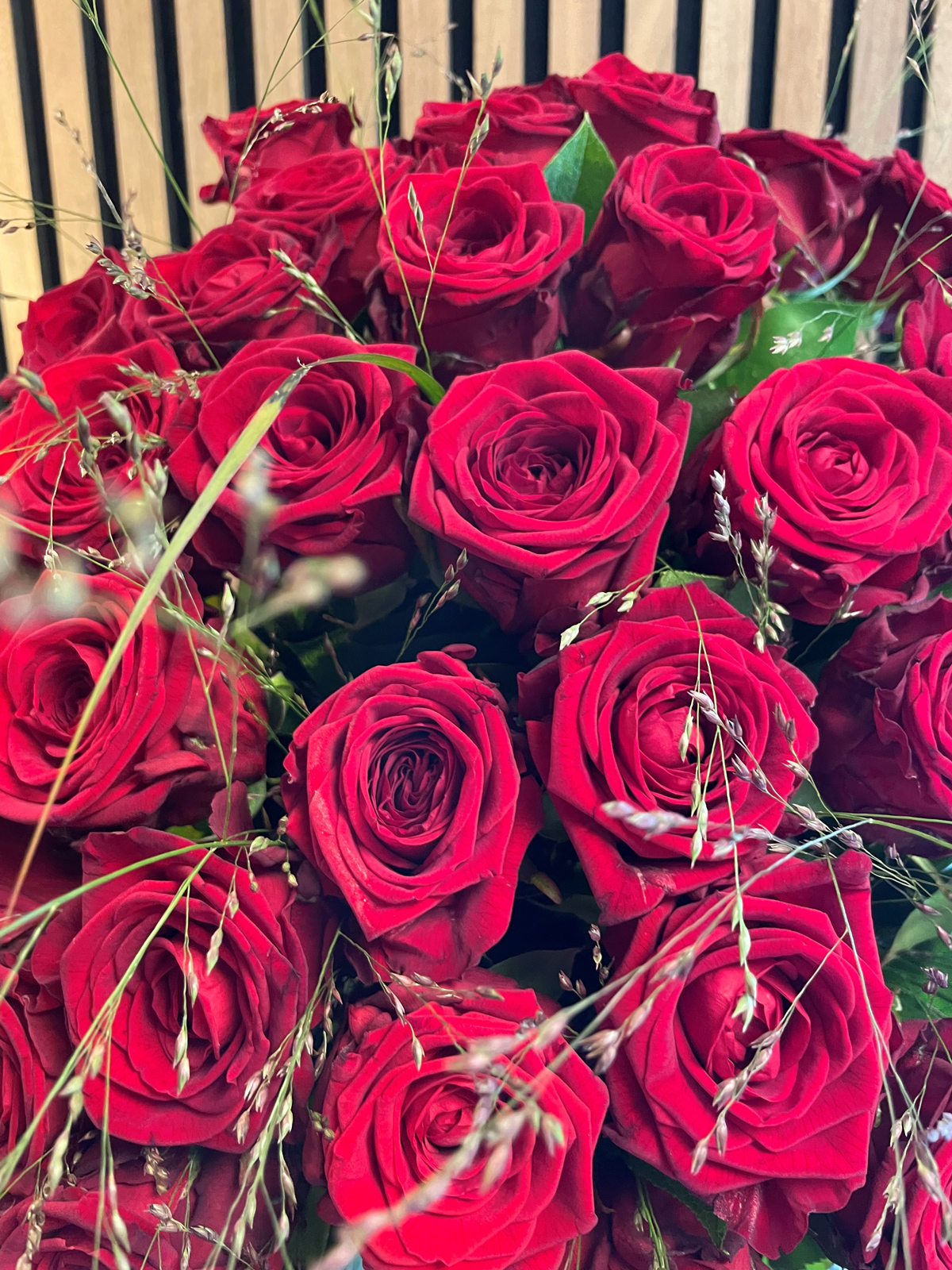 Røde roser bundet til en tæt buket. 