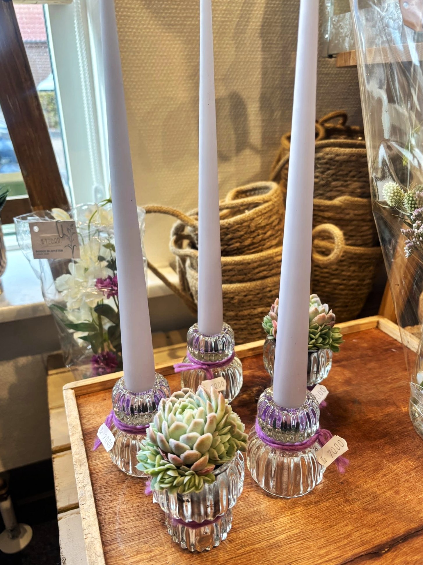 Små glas lysestager med stearinlys i. 