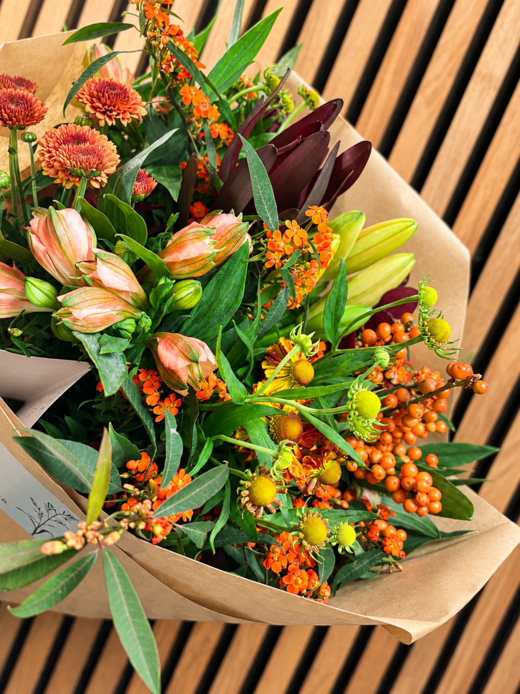 Bugges Lune Efterår, en efterårsbuket bundet med friske blomster i efterårets smukke nuancer. 