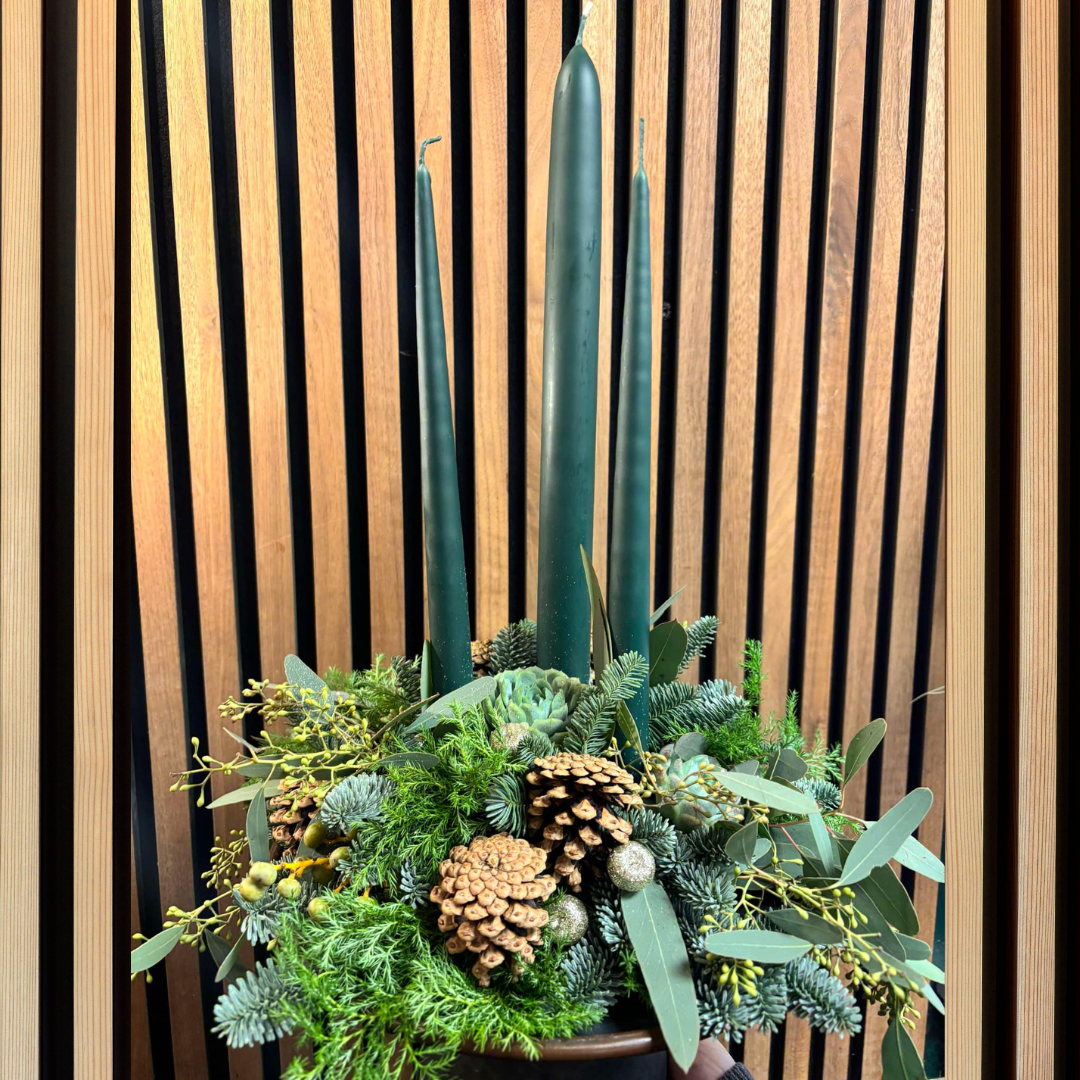 Juledekoration med 3 lys, kogler, gran, eukalyptus og blandet vintergrønt.