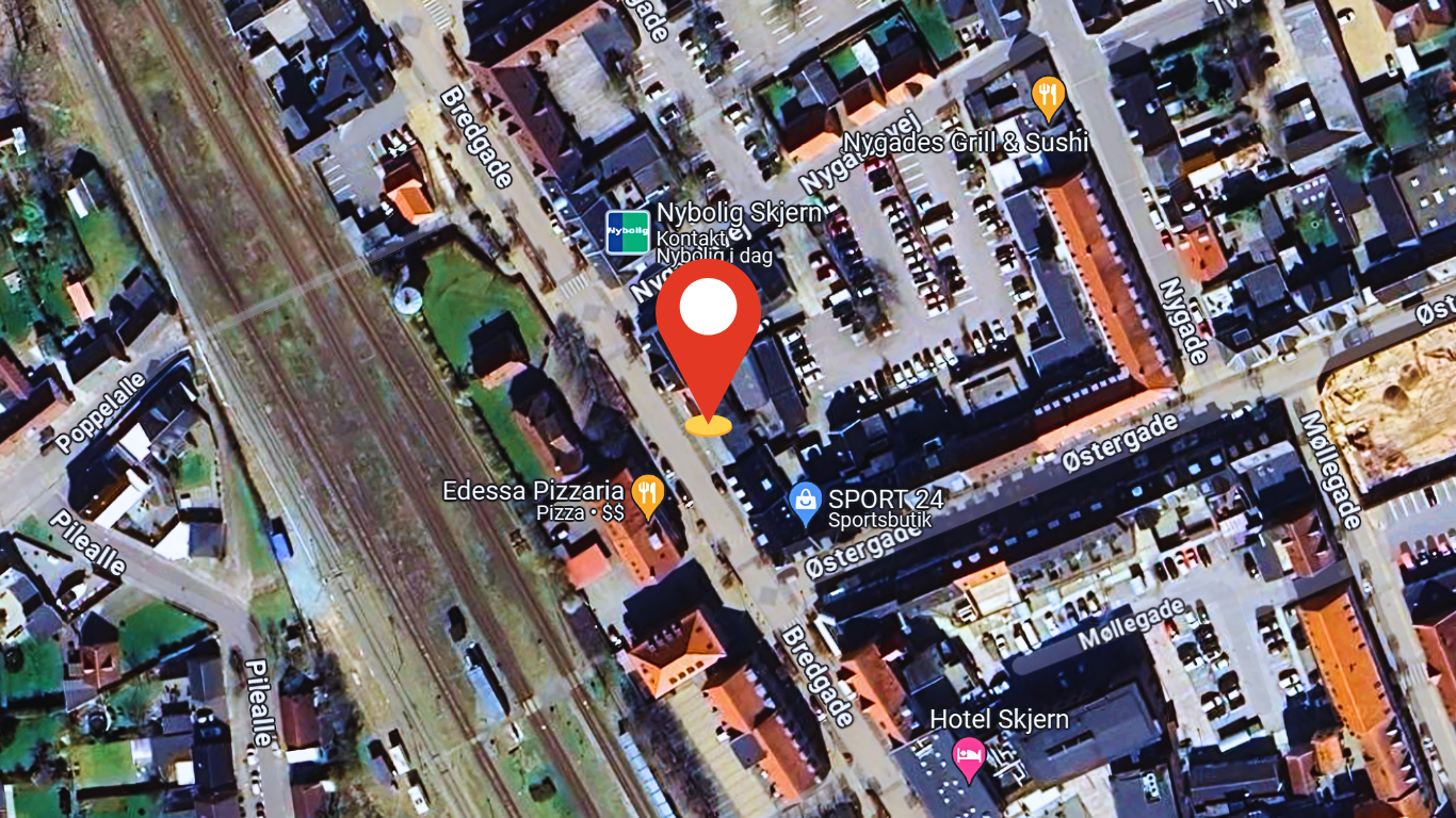 Små vaser og dekoration står på en plankebænk med en grenkrans i baggrund.