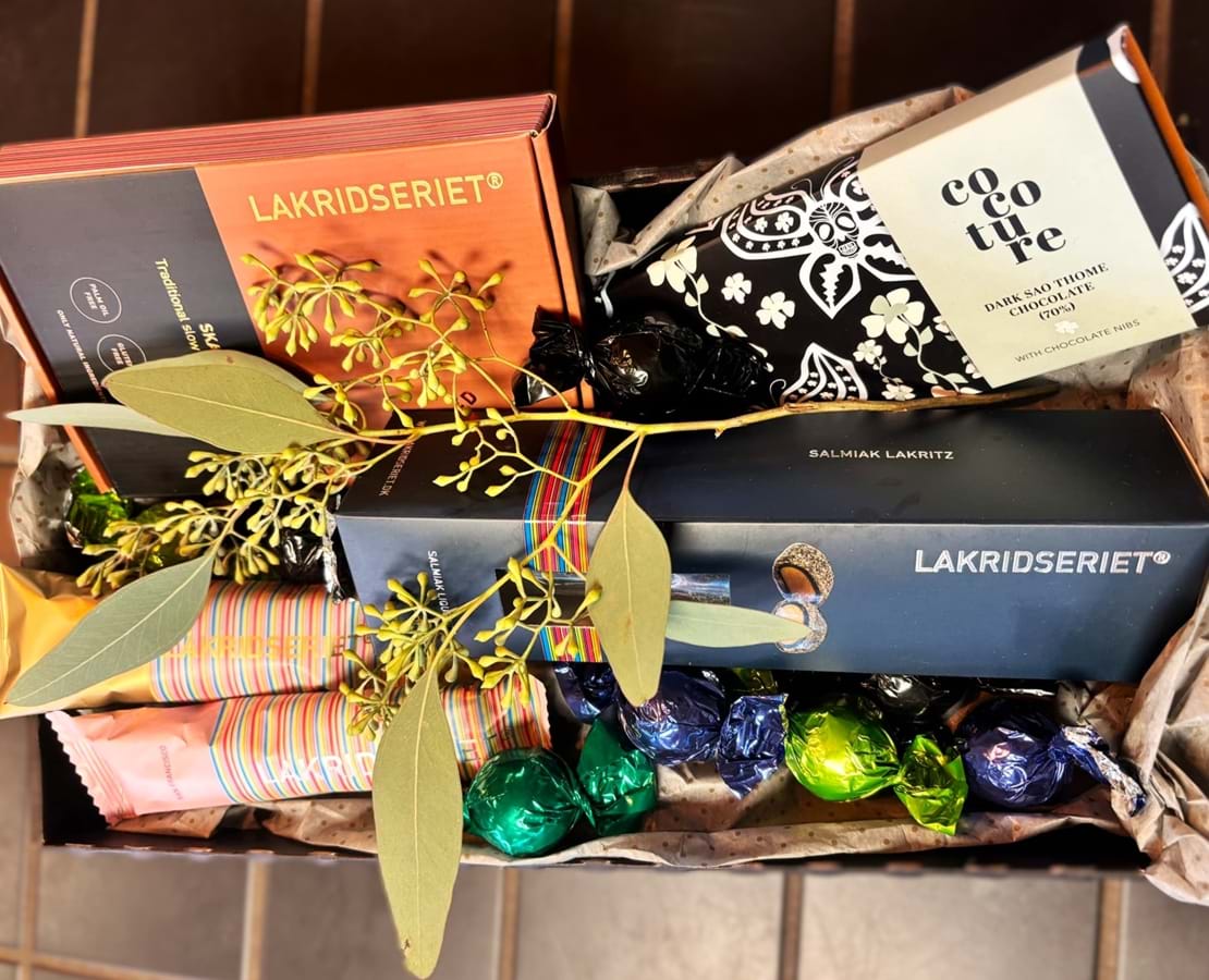 En gavekurv fyldt med lækre produkter fra Lakridseriet.