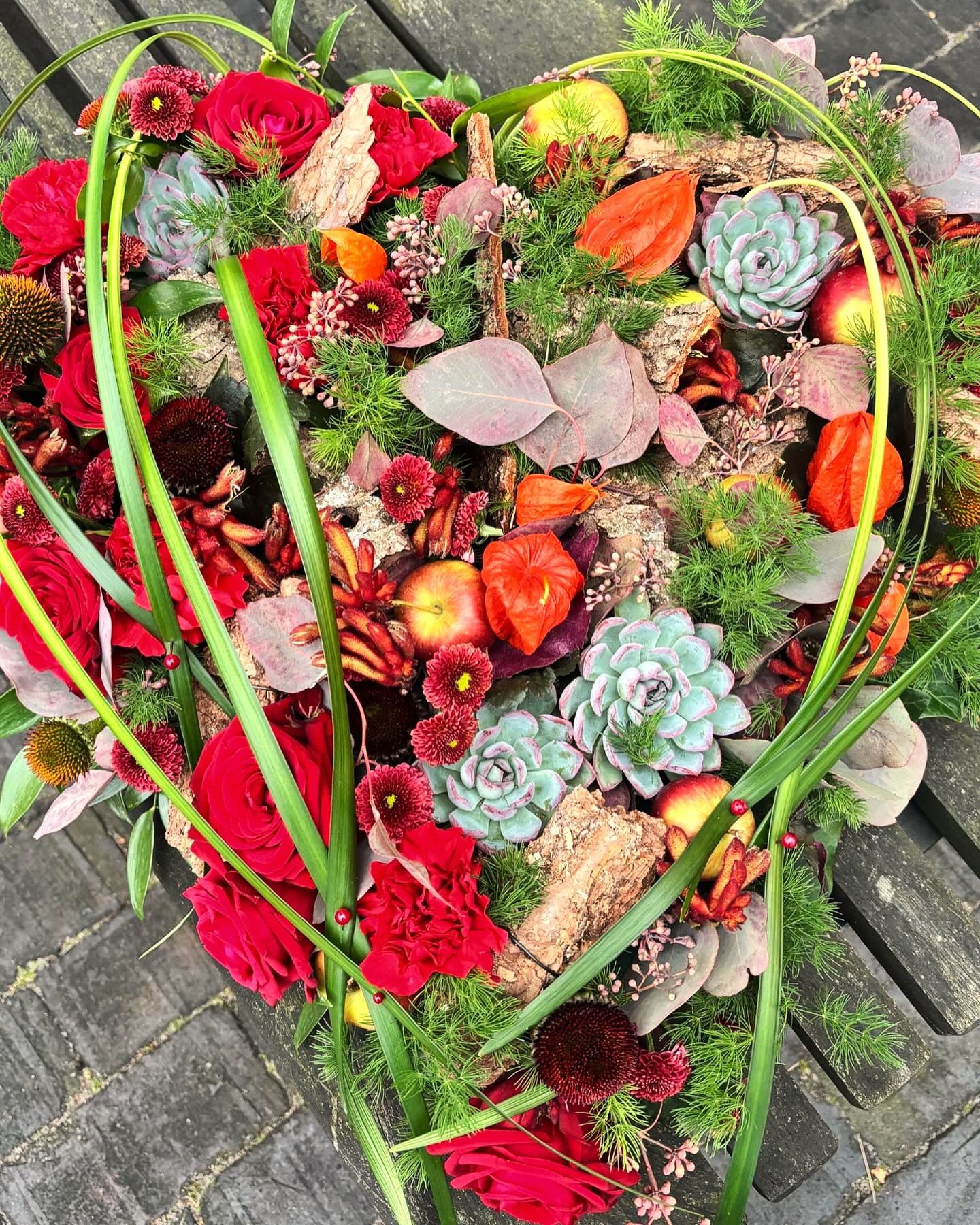 Naturligt hjerte med forskellige sæsonbestemte materialer. 