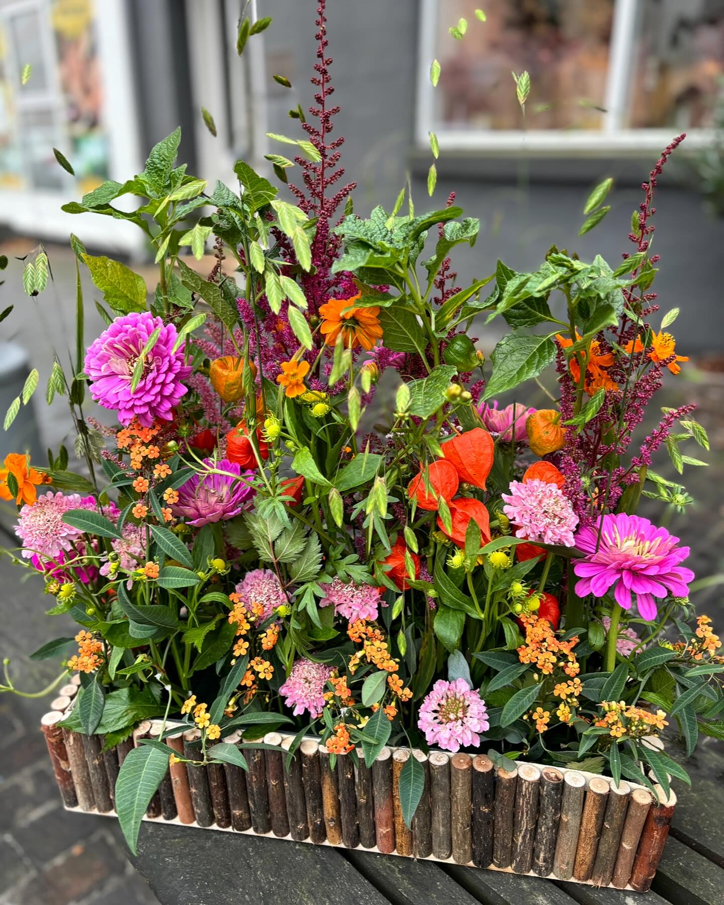 Vild og farverig sammenplantning i årstidens nuancer. 