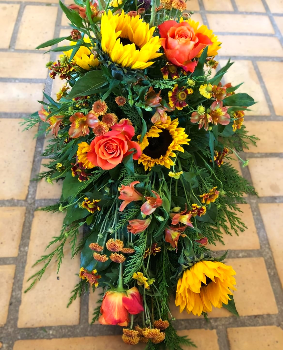 Båredekoration i gyldne nuancer. 