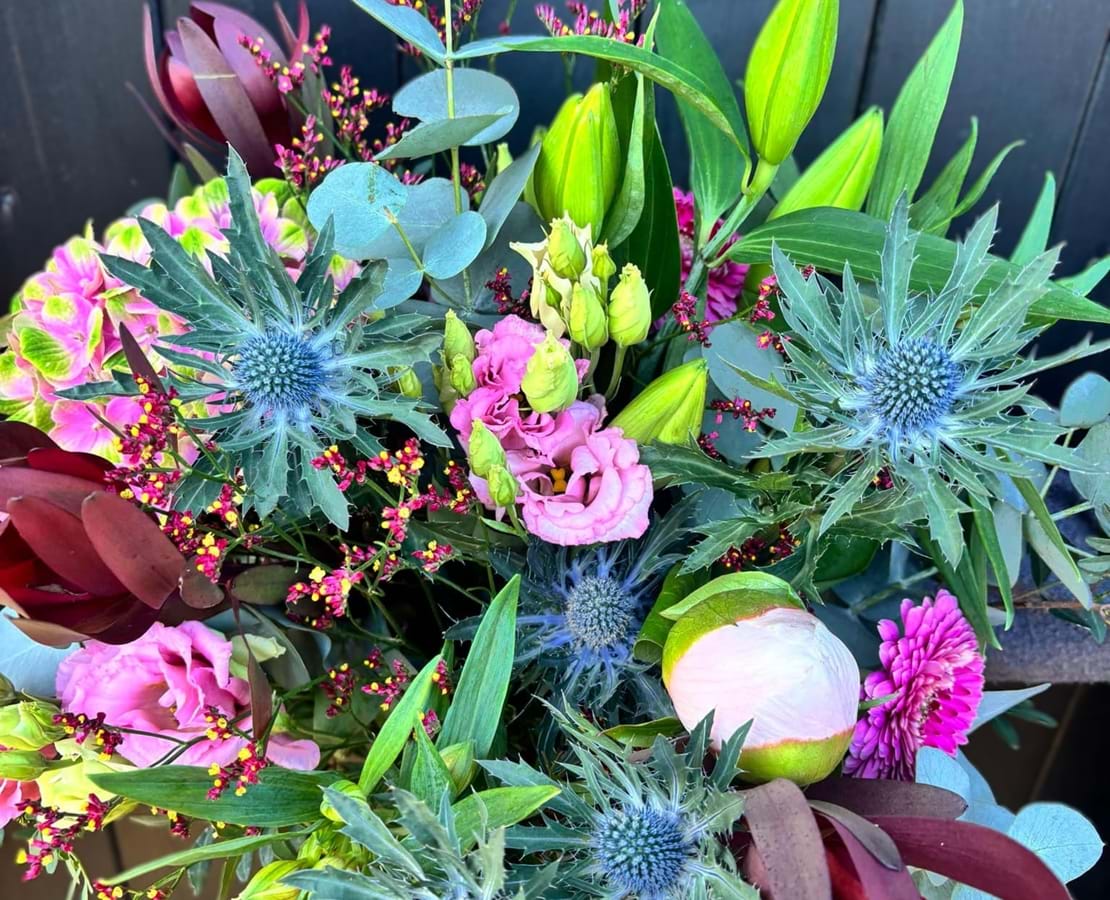 Årstidens buket i lysegrønne, rosa, lilla og friske sommerfarver.