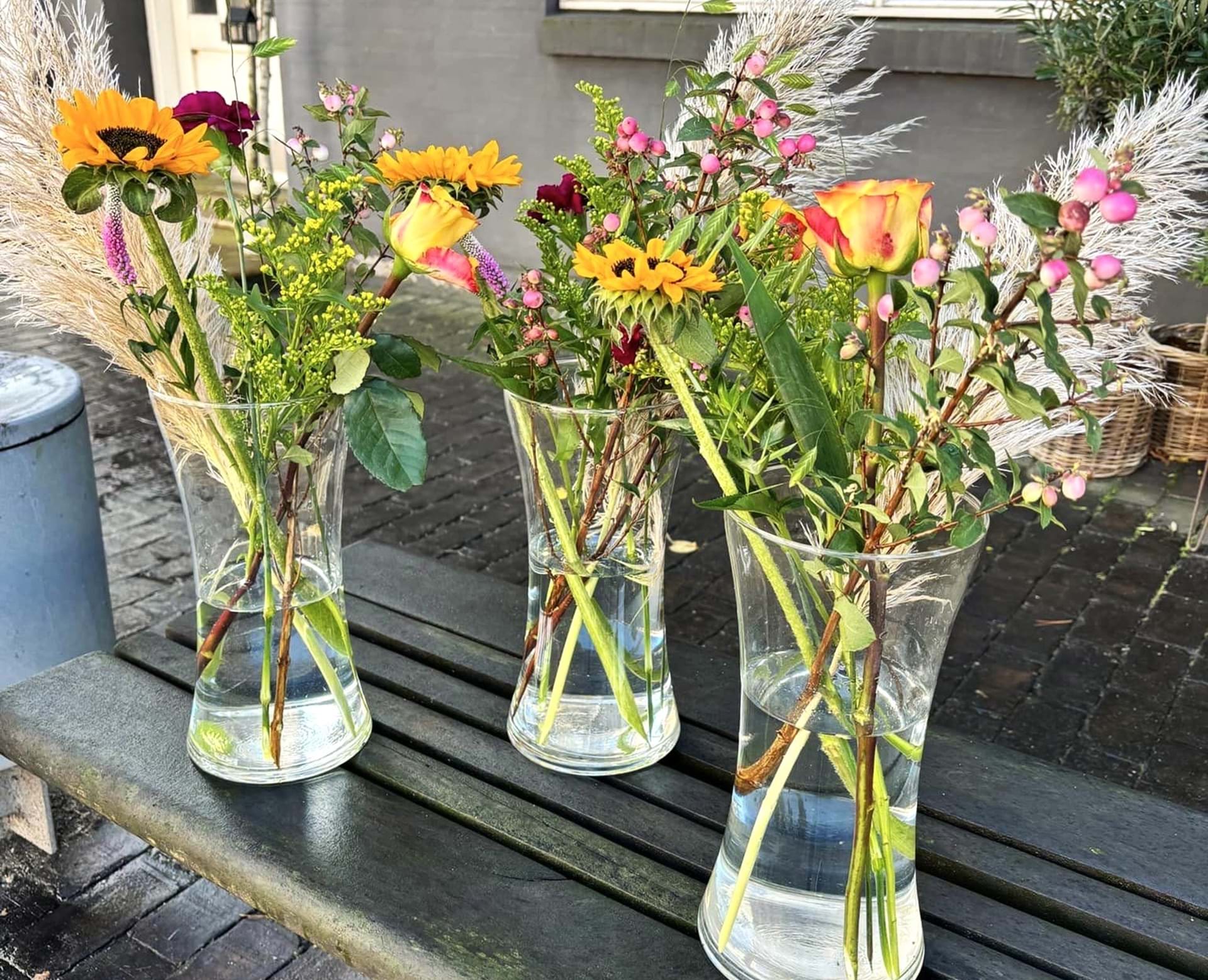 Smukke glasvaser med mixede blomster.