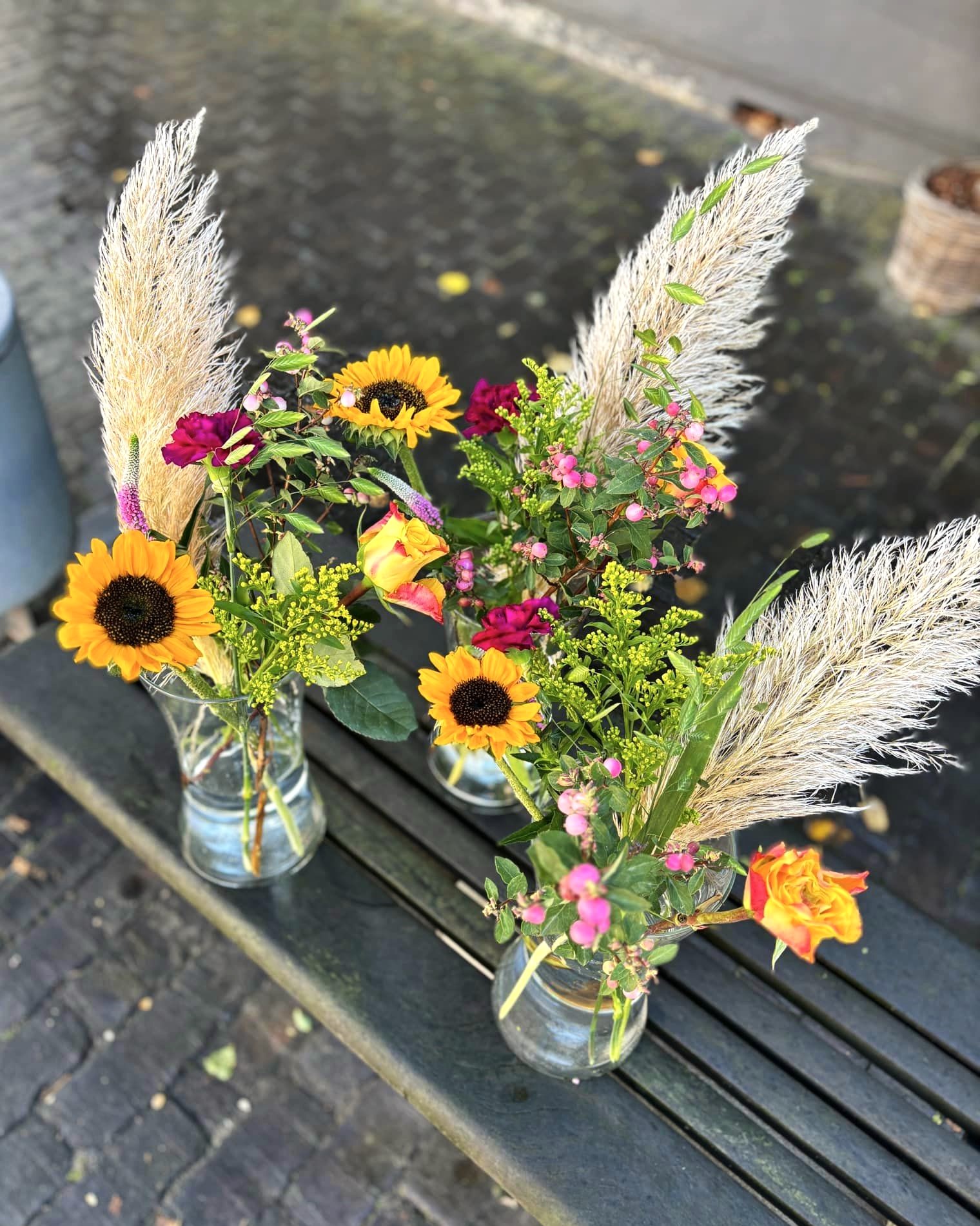 Yndige glasvaser med mixede snitblomster. 