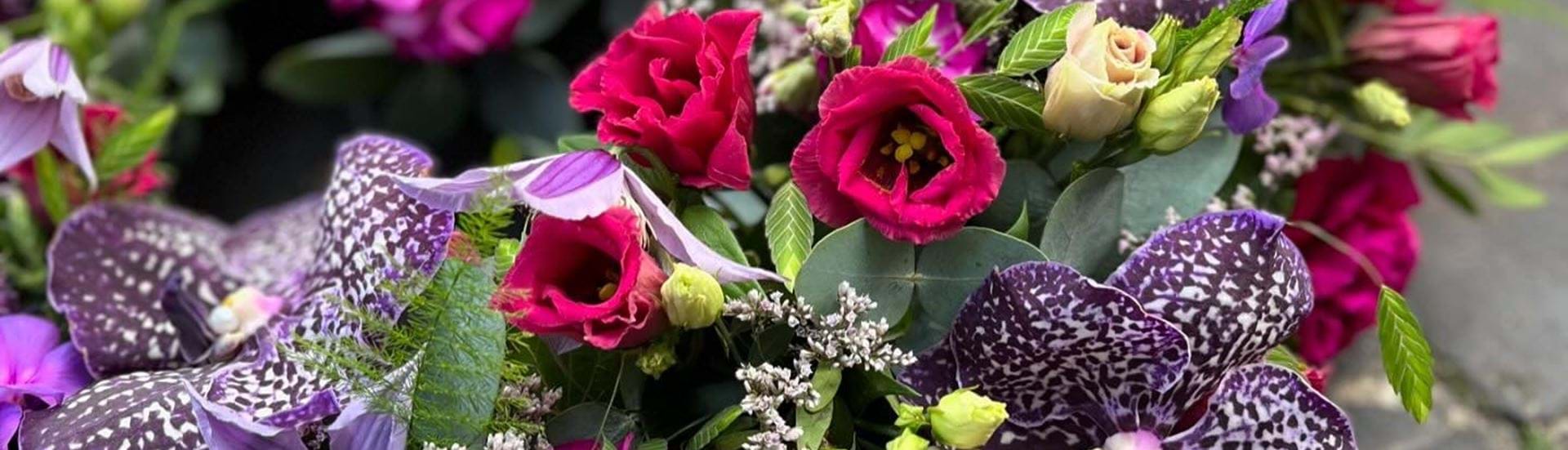 Åbent hjerte til begravelse i lilla, rosa og røde nuancer.