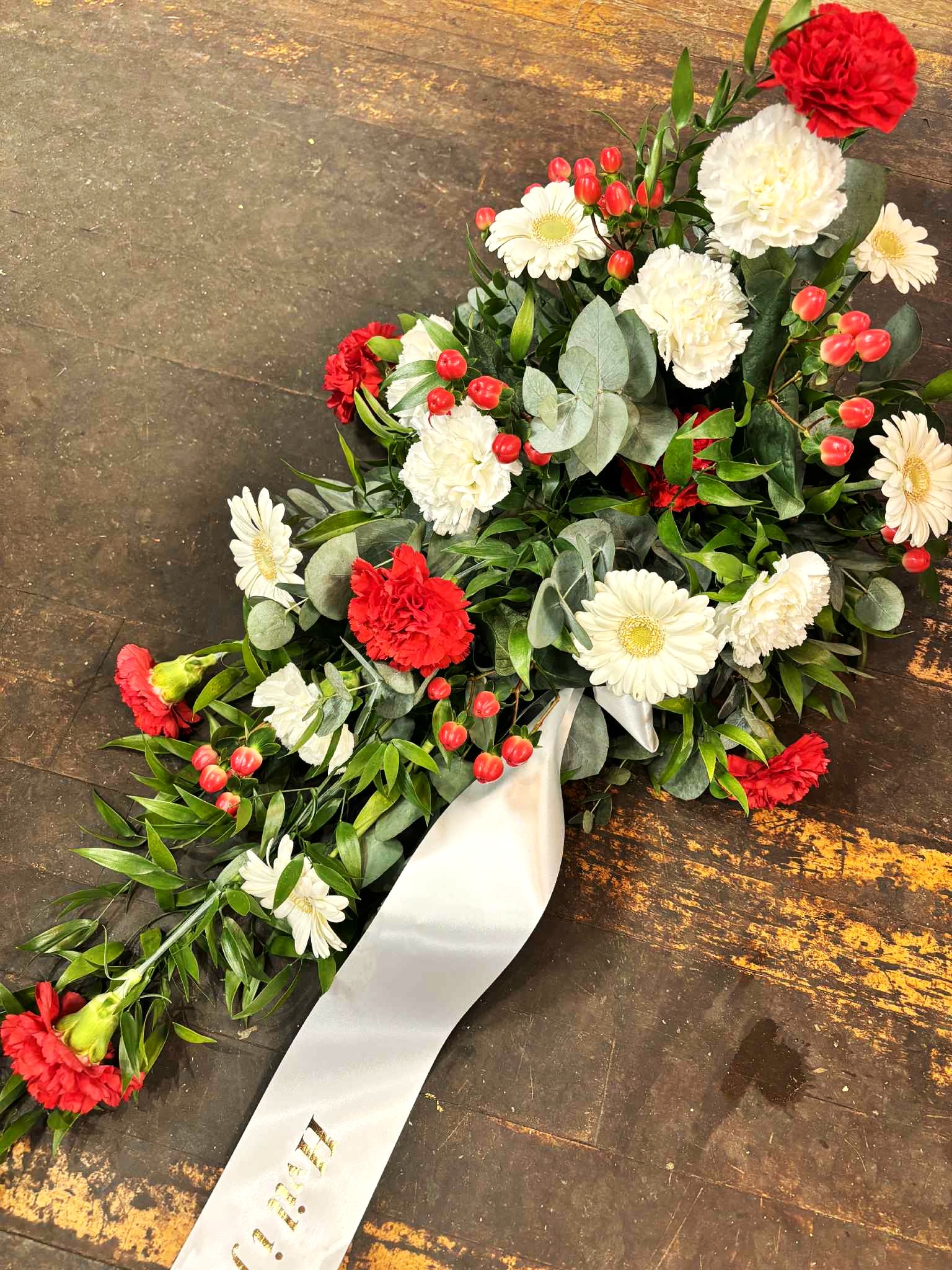 Klassisk båredekoration med smukke røde roser. 