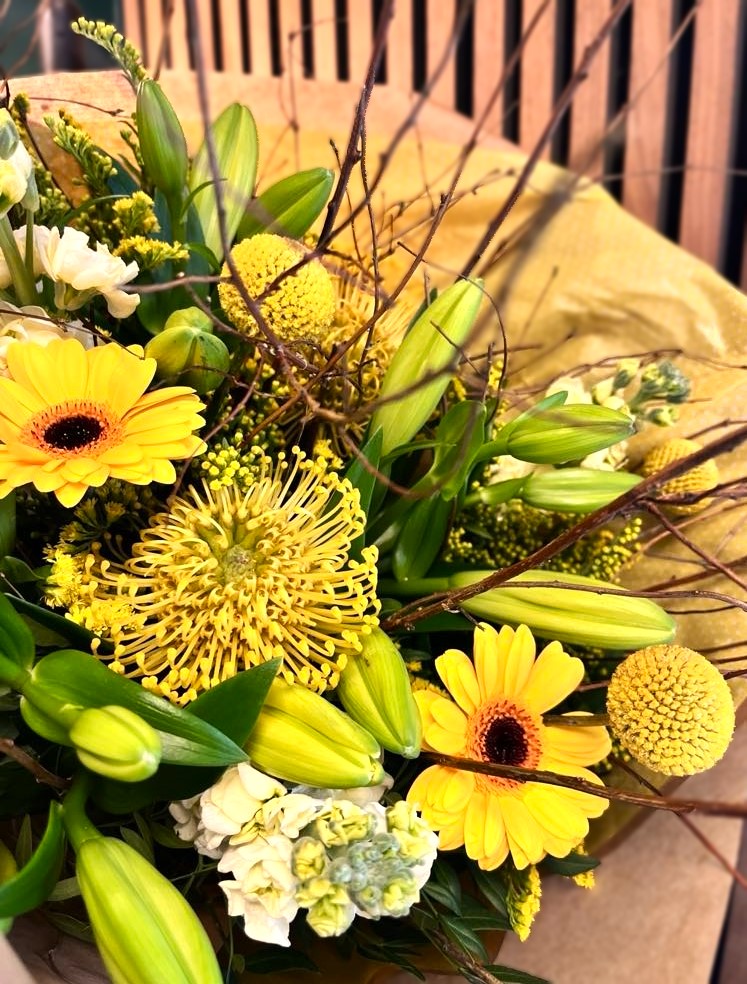 Påskebuket fra Bugge Blomster i gule og grønne nuancer. 