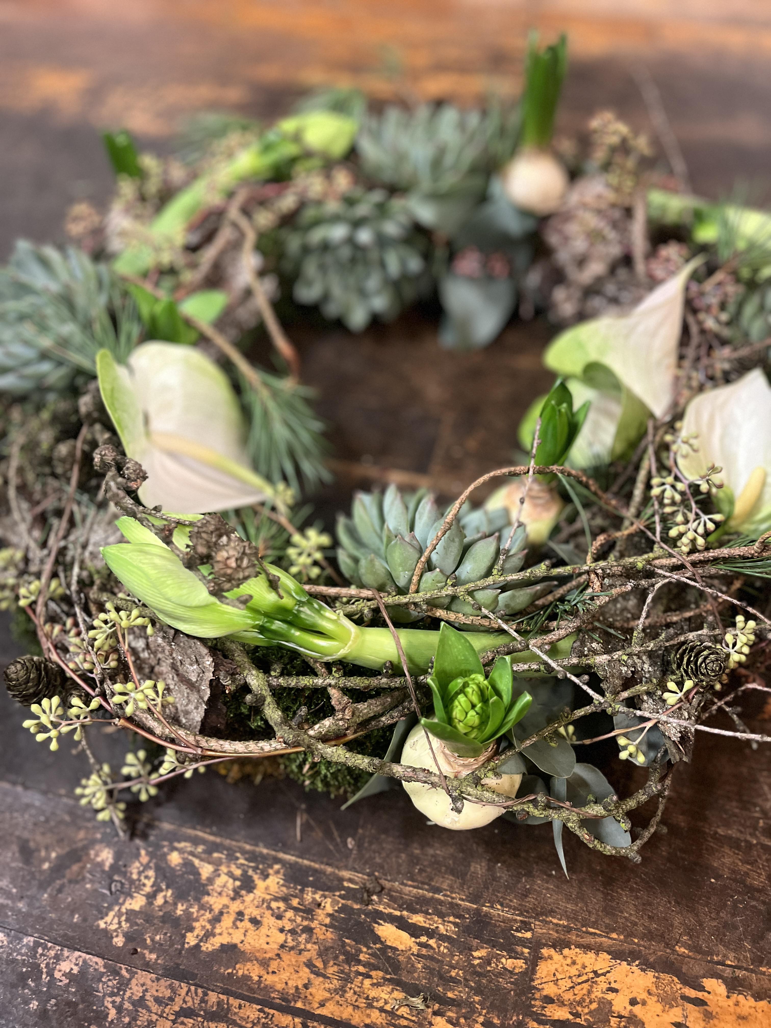 Krans bundet af grene, husløg og hyacinter.