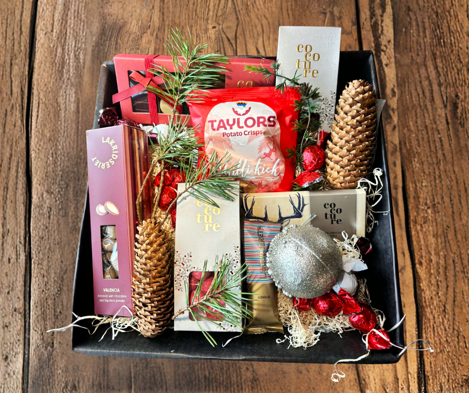 Gavekurv fyldt med chokolader, lakridsbar, chips og andre søde sager. 